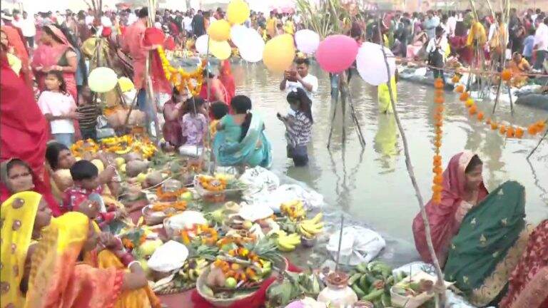 Chhath Pooja 2022: सूर्याला अर्ध्य देत छठ पूजेच्या दिवशी आज विधींना सुरूवात; पहा फोटोज