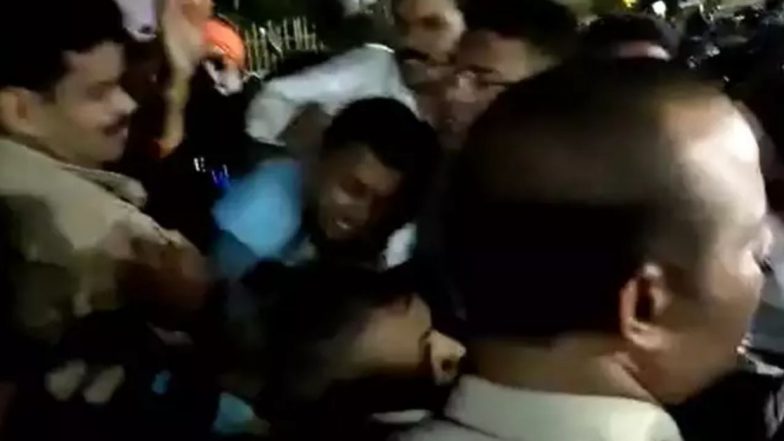 Madhya Pradesh: उज्जैनमध्ये काल रात्री गरबा मंडपात घुसलेल्या तीन तरुणांना लोकांनी केली बेदम मारहाण