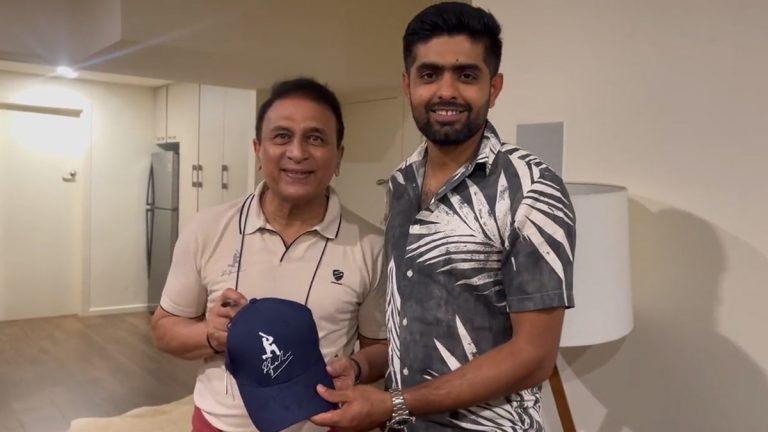 IND vs PAK सामन्यापूर्वी Babar Azam ने घेतली Sunil Gavaskar यांची भेट, गुरुमंत्रासह घेतला ऑटोग्राफ (Watch Video)