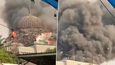 Shocking Video: जकार्ता इस्लामिक सेंटरला भीषण आग; पाहता-पाहता कोसळला (Watch)