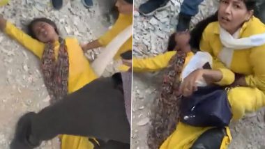 Viral Video: मल्टीब्राण्ड शोरुमच्या बाहेर महिलांची तुफान हाणामारी, एकमेकींना रस्त्यावर लोळवत मारहाण; पहा व्हिडीओ