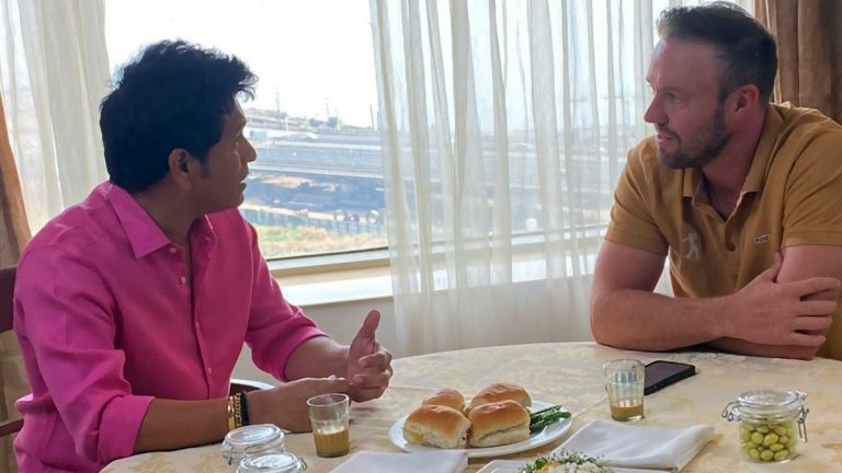 Sachin Tendulkar- AB Devilliers Meeting: सचिन तेंडुलकर आणि एबी डिव्हिलियर्सच्या भेटीचा फोटो सोशल मीडियावर व्हायरल, पहा पोस्ट