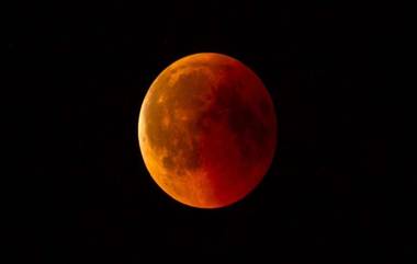 Dos and Don'ts of Lunar Eclipse:  Sex टाळणं ते ग्रहणानंतर आंघोळ; अशी कोणकोणती Myths पाळली जातात?