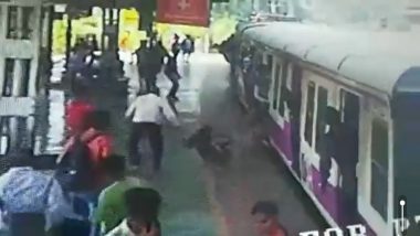 Mankhurd Railway Station Video: आरपीएफ जवानांनी वाचवले चालत्या ट्रेनमधून पडलेल्या महिला आणि मुलाचे प्राण, मानखूर्द येथील घटना