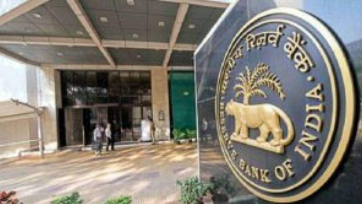 RBI ने रद्द केला 'या' बँकेचा परवाना; तुमचेही खाते या बँकेत आहे का? असेल तर केवळ इतक्या रकमेवरचं करू शकता दावा