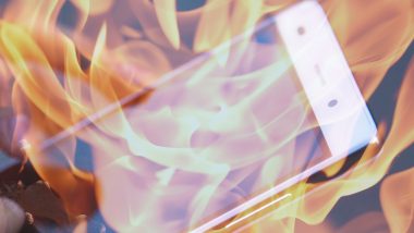 Mobile Phone Blast In Pocket: धक्कादायक! शर्टच्या खिशात ठेवलेला मोबाईलचा स्फोट होऊन अचानक लागली आग, थोडक्यात वाचला व्यक्तीचा जीव (Watch Video)