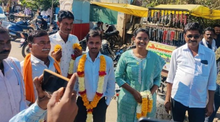 Gram Panchayat Election Result 2022: अकोला तालुक्यात 21 वर्षांच्या प्रिया सराटेची सरपंचपदी निवड; आजीचा केला पराभव