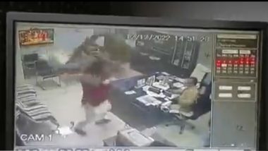 Balurghat CCTV Footage: भाजपच्या नाराज नेत्याने बीडीओवर फेकल्या खुर्च्या, पश्चिम बंगालमधील बालुरघाट येथील घटना