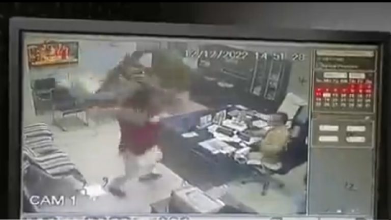 Balurghat CCTV Footage: भाजपच्या नाराज नेत्याने बीडीओवर फेकल्या खुर्च्या, पश्चिम बंगालमधील बालुरघाट येथील घटना