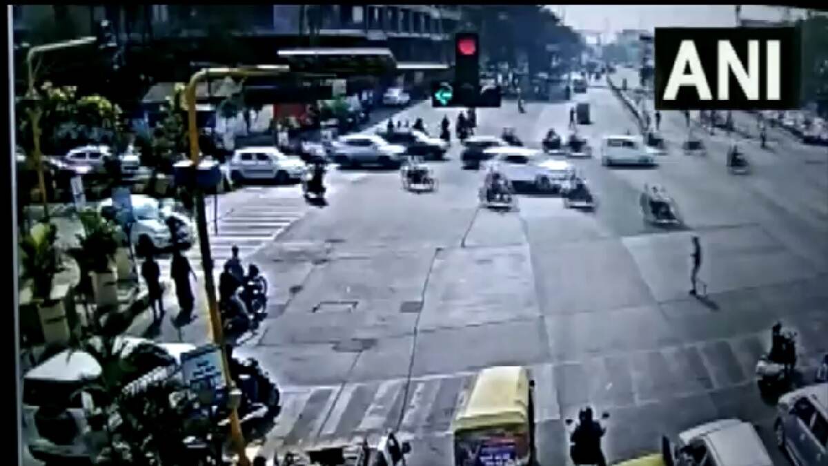 CCTV Video: वाहतूक पोलिसाला कारच्या बोनेटवर बसवून फरफटत नेले, इंदौर येथील घटना