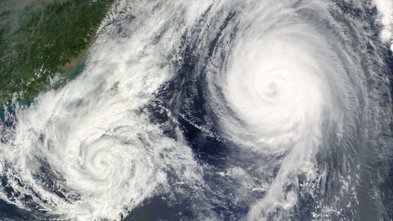 Cyclone Biporjoy: चक्रीवादळ बिपरजॉयमुळे गुजरातमध्ये एक लाखाहून अधिक नागरिकांचं स्थलांतर