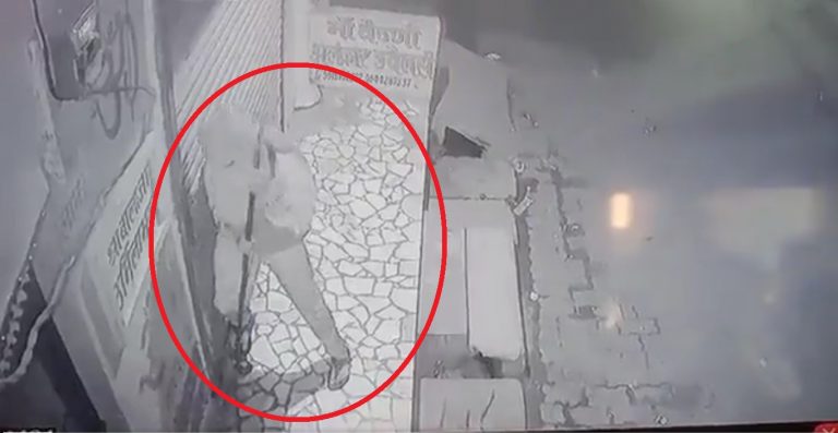 Girl Trying To Break Liquor Shop Video: मद्यविक्री दुकानाचा टाळा तोडताना महिला सीसीटीव्ही कॅमेऱ्यात कैद, उन्नाव येथील घटना, पाहा व्हिडिओ