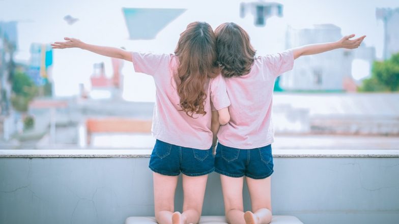 Kolkata Lesbian Couple: कोलकाता येथील लेस्बियन जोडपे अडकले लग्नबंधनात; दोन तरुणींनी घेतल्या आयुष्यभरासाठी आणाभाका