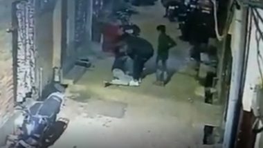 CCTV Footage of Sudden Death:  मित्रांसोबत चालताना कोसळला तरुण, रस्त्यावरच मृत्यू; व्हिडिओ सोशल मीडियावर व्हायरल, पाहा सीसीटीव्ही फुटेज