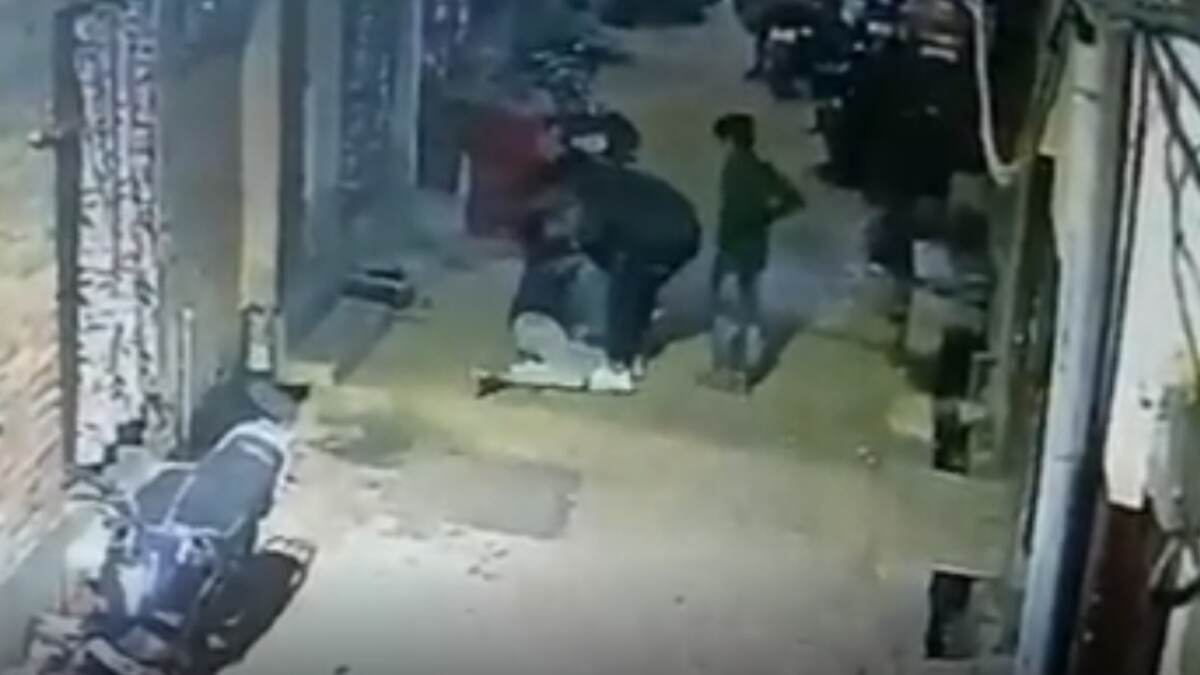 CCTV Footage of Sudden Death:  मित्रांसोबत चालताना कोसळला तरुण, रस्त्यावरच मृत्यू; व्हिडिओ सोशल मीडियावर व्हायरल, पाहा सीसीटीव्ही फुटेज
