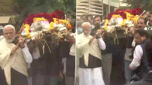 Heeraben Modi Last Rites: पंतप्रधान नरेंद्र मोदी यांनी आई हीराबेन मोदी यांच्या पार्थिवाला दिला खांदा (Watch Video)