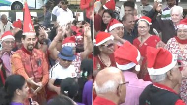 Mumbai Christmas 2022 Celebration: मुंबई मध्ये Marine Drive परिसरात नागरिकांनी रस्त्यावर नाचून, गाऊन साजरा केला सण  (Watch Video)