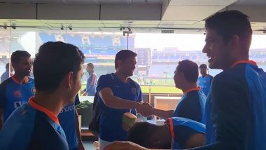 IND vs NZ 1st T20: न्यूझीलंड विरुद्धच्या सामन्यापूर्वी एमएस धोनीने भारतीय संघाची घेतली अचानक भेट, सगळे खेळाडू झाले अवाक (Watch Video)