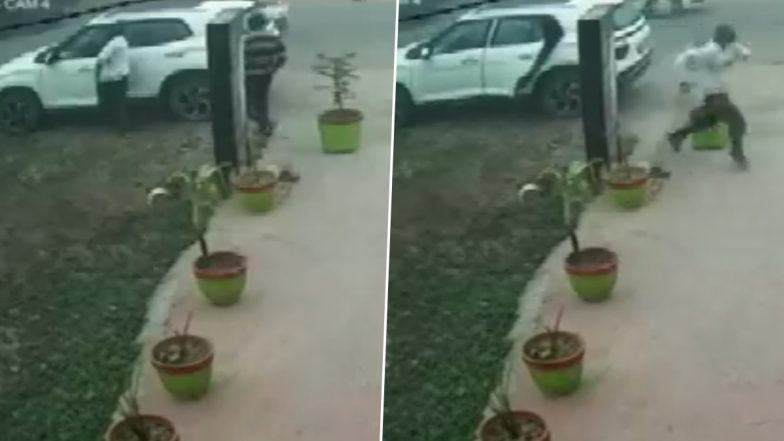 Woman Kidnapping Video: धक्कादायक! दिवसाढवळ्या कारमध्ये शिरत महिलेच्या अपहरणाचा प्रयत्न, घटना सीसीटीव्हीत कॅमेरात कैद