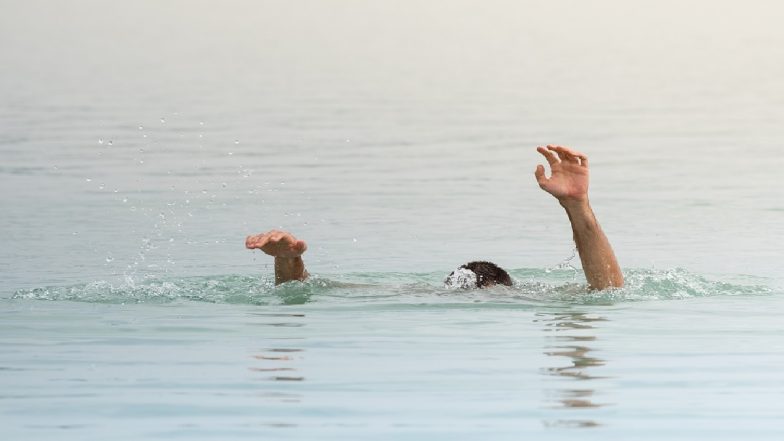 Women Saved Drowning Child Viral Video: 12 वर्षांच्या बुडणार्‍या मुलाला वाचवण्यासाठी महिलेची जीवावर उदार होत नदीतत उडी; सोशल मीडीयात व्हिडिओ वायरल (Watch Video)