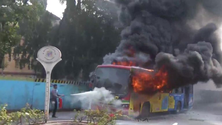 BEST Bus Fire: वांद्रे परिसरात  बेस्ट बसला आग; सुदैवाने सारे प्रवासी सुखरूप  (Watch Video)