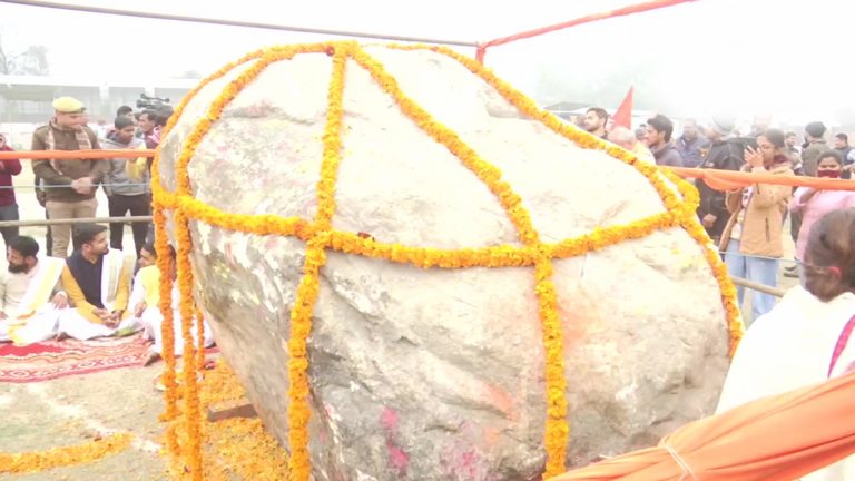 अयोद्धा राम मंदिरामध्ये भगवान श्रीराम, सीतामाई यांच्या मूर्ती घडवण्यासाठी नेपाळ हून शाळीग्राम दगड अयोद्धा मध्ये दाखल