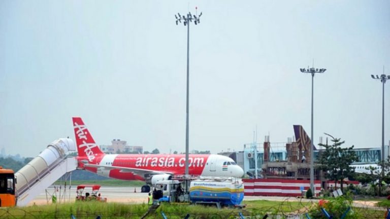 Air Asia Flight Tyre Cracked: विमानाचा टायर चिरला, डीसीजीएकडून एअर एशियाचे विमान पुणे येथे लँड