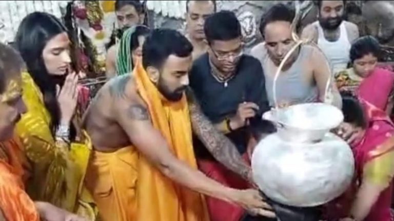 KL Rahul-Athiya Shetty Visited Ujjain: केएल राहुल-अथिया शेट्टीने उज्जैनच्या महाकालेश्वर मंदिरात केली प्रार्थना, पहा व्हिडिओ