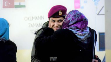 Operation Dost: भावनाविवश होत टर्किश महिलेने मदतीसाठी कृतज्ञ होत भारतीय सेनेच्या महिला जवानाला केलं Kiss! फोटो वायरल