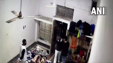 Conman Sukesh Chandrasekhar: कॉनमन सुकेश चंद्रशेखर याच्या तुरुंगातील कोठडीवर छाप्यात आढळल्या आलीशान वस्तू  (Watch CCTV visuals)