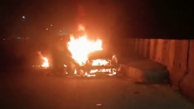 VIDEO: कानपूरमध्ये चालत्या गाडीने घेतला पेट; रस्त्याच्या कडेला जळत्या गाडीचा व्हिडीओ व्हायरल (Watch)