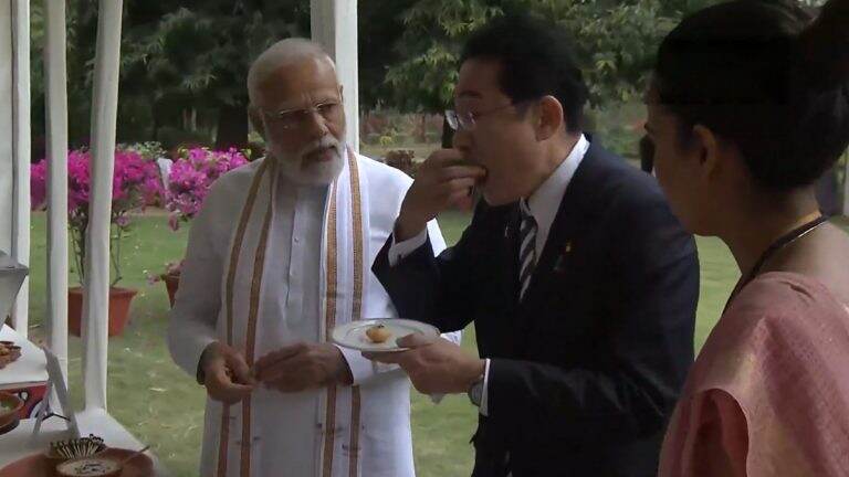 Japanese Prime Minister on India Tour: जपानच्या पंतप्रधानांनी पंतप्रधान मोदींसोबत घेतला पाणीपुरीचा आनंद (Watch Video)