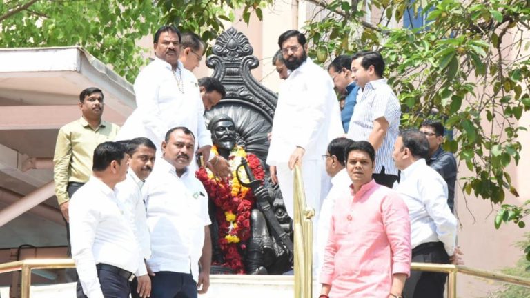 Shiv Jayanti 2023: विधानभवन प्रांगणातील शिवरायांच्या पुतळ्याला CM Eknath Shinde यांच्याकडून अभिवादन