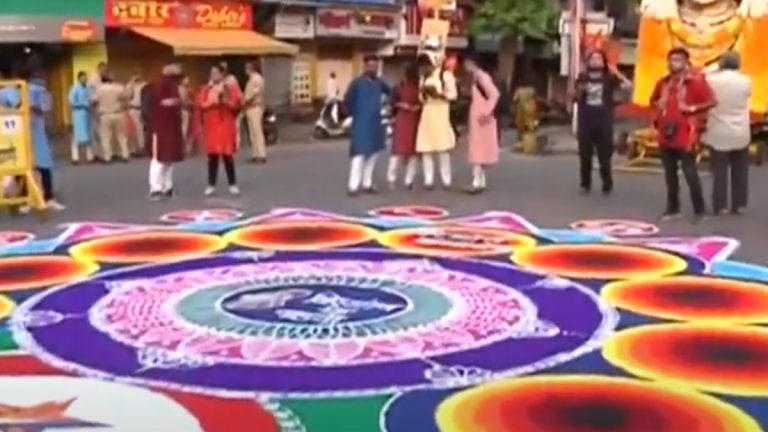 Girgaon Gudi Padwa 2023 Shobha Yatra: गुढीपाडव्यानिमित्त गिरगावात भव्य रांगोळी, शोभायात्रेचंही आयोजन, Watch