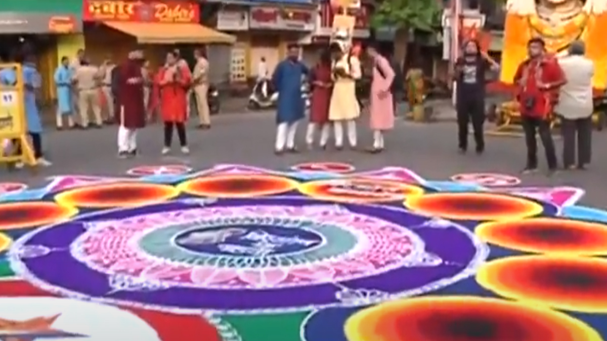 Dussehra 2024 Rangoli Design 2024: दसरा सणानिमित्त दारासमोर काढा आकर्षक रांगोळी, येथे पाहा व्हिडीओ