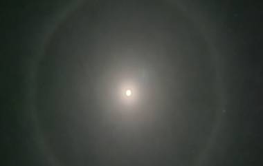 Halo Around Moon: चंद्राभोवती निर्माण झाले तेजस्वी वलय; प्रभामंडल पाहून नेटिझन्स आश्चर्यचकित (See Photos)