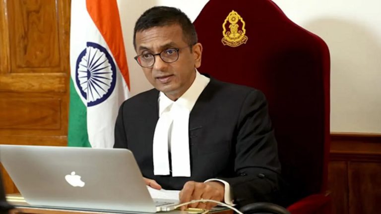 CJI DY Chandrachud यांची द्वारका येथील श्री द्वारकाधीश मंदिरात प्रार्थना (Watch Video)