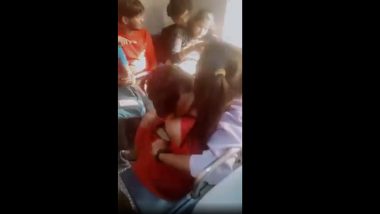 Couple Romance in Mumbai Local Video: मुंबई लोकल ट्रेनमध्ये जोडपी एकमेकांच्या अंगचटीला; चाळे पाहून प्रवाशांनी फिरवल्या नजरा, व्हिडिओ व्हायरल