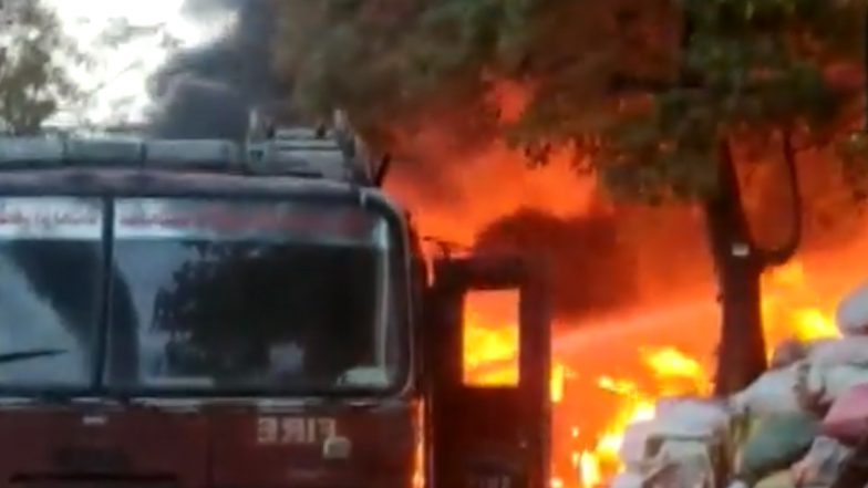 Hydrabad Fire: प्लास्टिकच्या गोदामाला भीषण आग, अग्निशमन दलाच्या 7 गाड्या घटनास्थळी दाखल (Watch Video)
