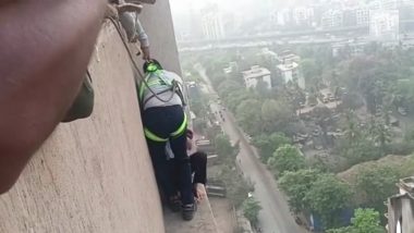 Mumbai: मुंबई येथील कांदिवली परिसरातील हायराईजच्या 22 व्या मजल्यावर अडकलेल्या वृद्धाची अग्निशमन दलाकडून सुटका (Watch Video)
