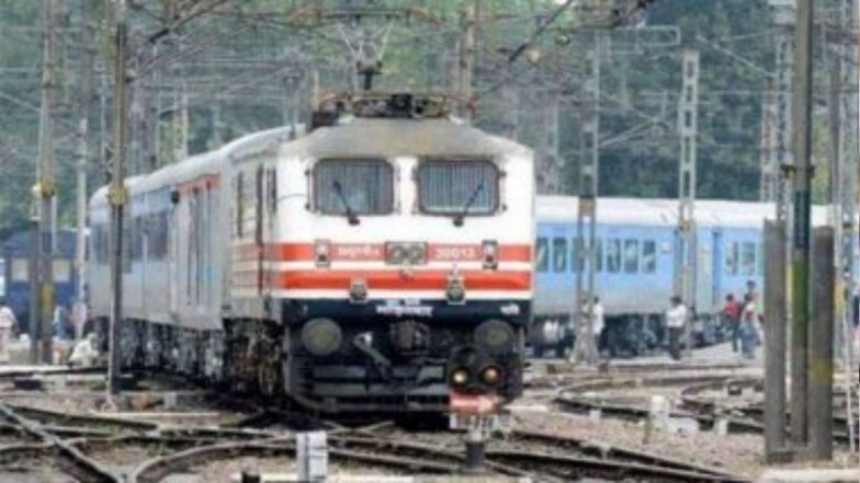 Railway Administration: चुकीच्या डब्यांतून प्रवास करणाऱ्या प्रवासांवर रेल्वे प्रशासनाची कारवाई