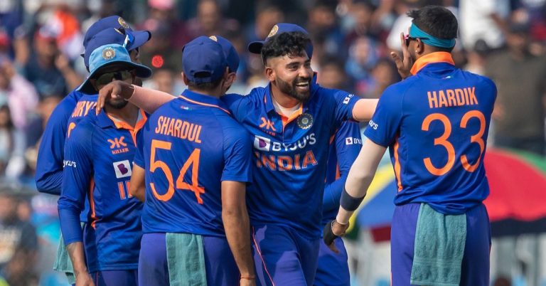 IND vs AUS 3rd ODI Live Score Update: मार्कस स्टॉइनिसला बाद करत अक्षर पटेलने भारताला मिळवून दिले सहावे यश