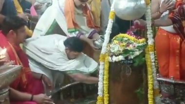 Umesh Yadav Visited Mahakal in Ujjain: राहुल, कोहली, सूर्यकुमार आणि अक्षरानंतर उमेश यादव उज्जैनच्या महाकालेश्वर मंदिरात पोहोचला, आरतीत झाला सहभागी; पहा व्हिडिओ