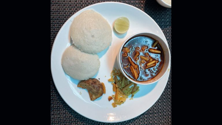 Idli With Misal: मिसळ सोबत इडली खाणारी महिला झाली ट्रोल, ट्विटरवर लोकांनी दिल्या भन्नाट प्रतिक्रीया