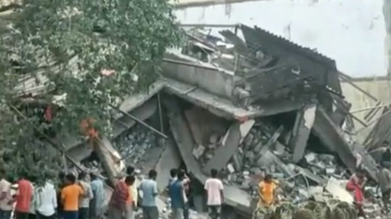 Building Collapsed in Bhiwandi: भिवंडी मध्ये कोसळली इमारत; 10 जण दबल्याची भीती  (Watch Video)