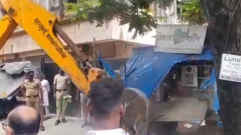 Paan Shops Demolished in Mumbai: ई-सिगारेटची विक्री रोखण्यासाठी मुंबई पोलिसांनी जमीनदोस्त केली 320 पान दुकानं; शहरातील प्रसिद्ध मुच्छड पानवाला यांचाही समावेश