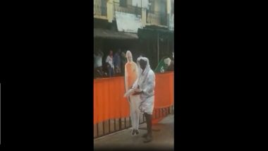 Karnataka: भाजपच्या रोड शो दरम्यान कार्यकर्त्याने पुसले PM मोदी यांच्या कटाऊटवरील पावसाचे पाणी, (Watch Video)