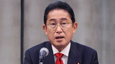 Japan PM Fumio Kishido यांच्या भाषणादरम्यान स्फोटाचा आवाज; पंतप्रधानांना सुरक्षित काढले बाहेर (Watch Video)