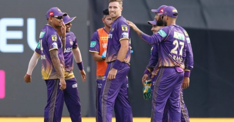 IPL 2023 KKR vs RCB, Live Score Update: रॉयल चॅलेंजर्स बंगळुरूचा अर्धा संघ पॅव्हेलियनमध्ये परतला, शाहबाज अहमदला सुनील नरेनने केले बाद 