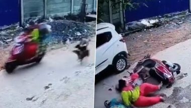 Viral Video: मुलाला शाळेत सोडण्यासाठी जात असलेल्या एका महिलेचा कुत्र्यांनी केला पाठलाग, चावण्याच्या भीतीने गाडी धडकली कारला, पहा व्हिडिओ